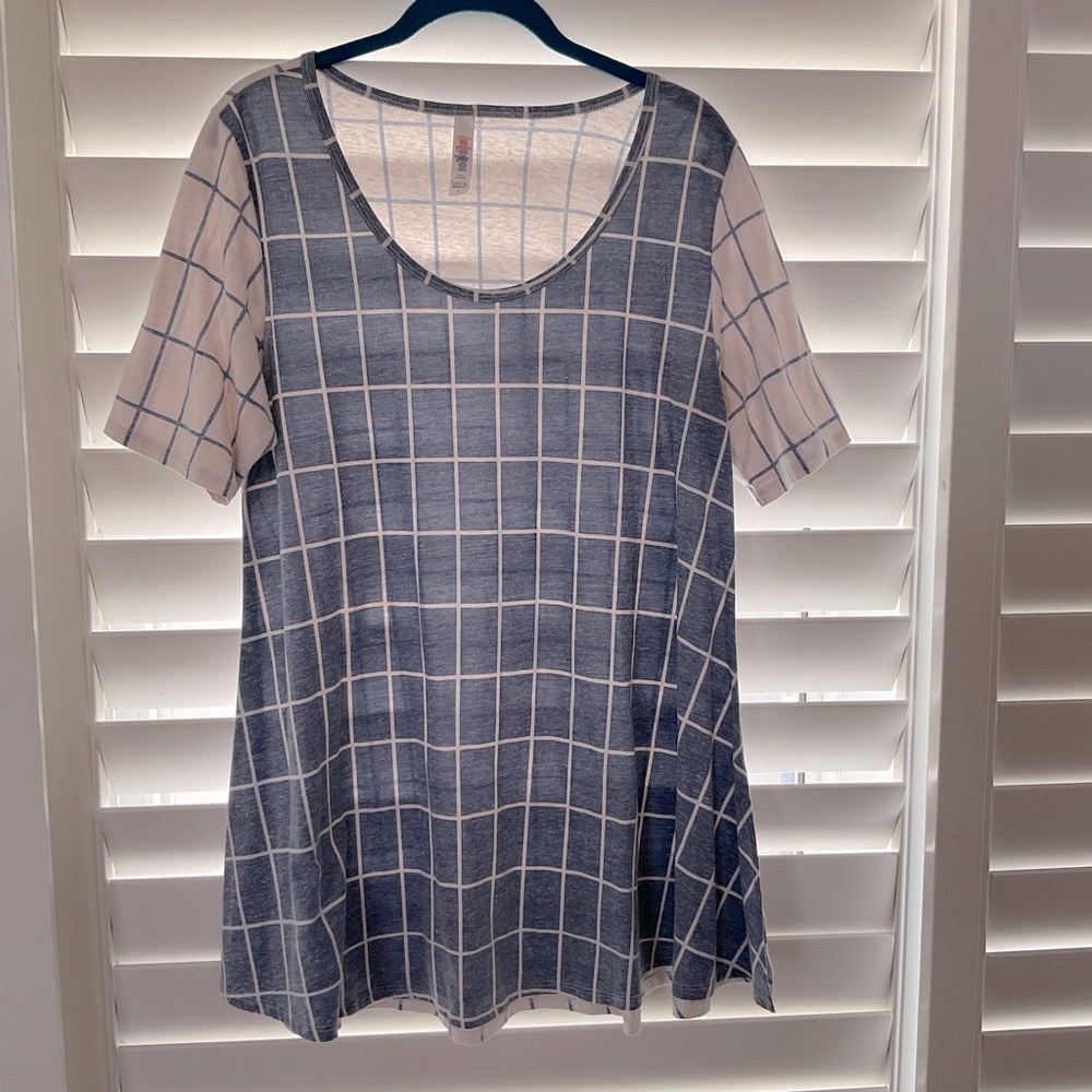 LuLaRoe Perfect Tee (L)
